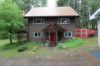 Photo 1: 2572 Airstrip Road in Anglemont: North Shuswap House for sale (Shuswap)  : MLS®# 10254788