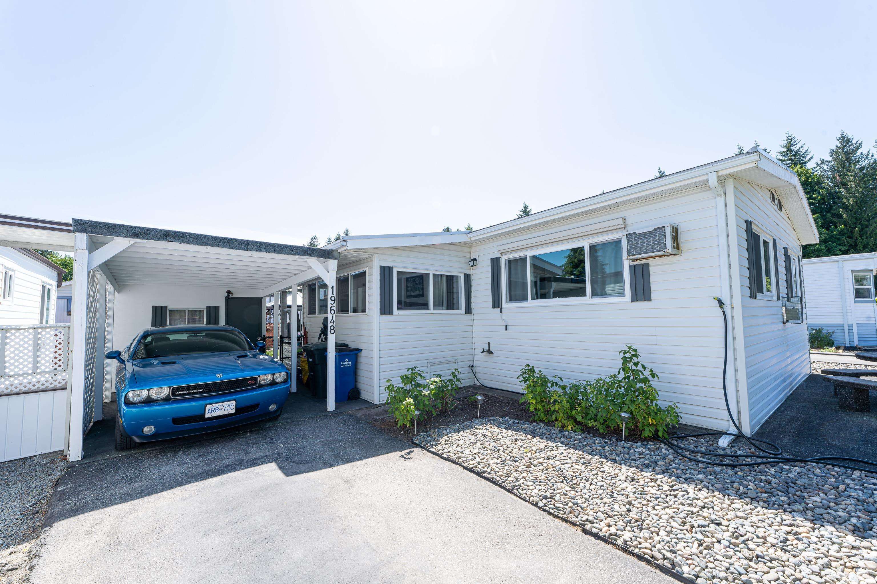 Main Photo: 19648 PINETREE Lane in Pitt Meadows: Central Meadows Manufactured Home for sale in "Meadow Highlands" : MLS®# R2785877