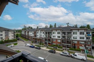 Photo 7: 404 19945 BRYDON Crescent in Langley: Langley City Condo for sale : MLS®# R2895351