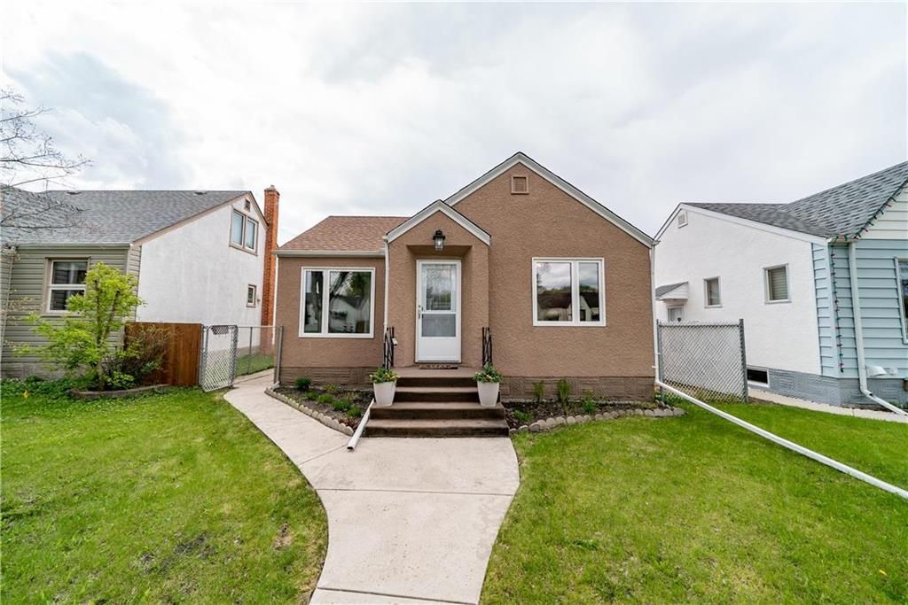 Main Photo: 272 ST ANTHONY Avenue in Winnipeg: West Kildonan Residential for sale (4D)  : MLS®# 202209600