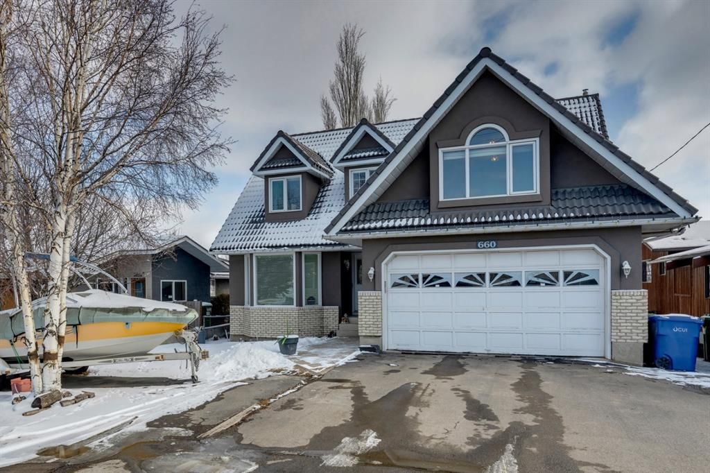 Main Photo: 660 West Chestermere Drive: Chestermere Detached for sale : MLS®# A1190411