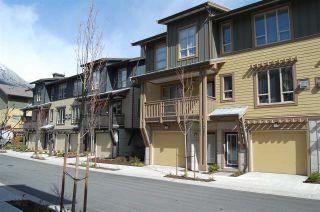 Photo 1: 1263 STONEMOUNT PLACE in Squamish: Downtown SQ Townhouse for sale : MLS®# R2049208
