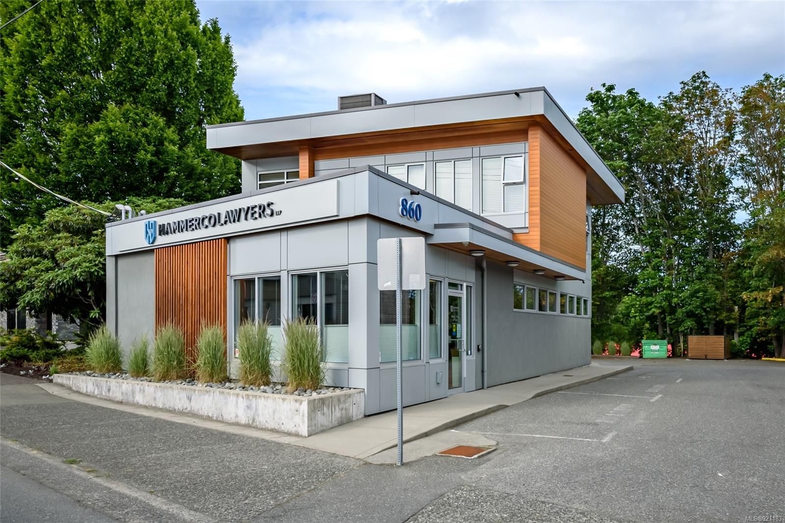 Main Photo: 860 Cliffe Ave in Courtenay: CV Courtenay City Office for sale (Comox Valley)  : MLS®# 921183