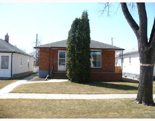 Photo 2: 824 BANNERMAN Avenue in WINNIPEG: North End Residential for sale (North West Winnipeg)  : MLS®# 2805965
