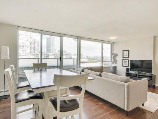Photo 2: 609 1288 MARINASIDE Crescent in Vancouver: Yaletown Condo for sale in "Crestmark I" (Vancouver West)  : MLS®# R2149877