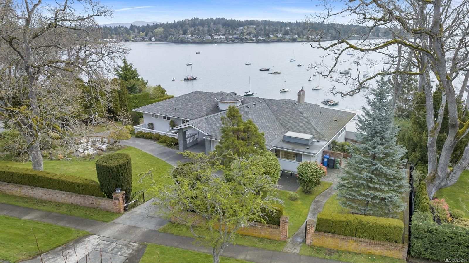 Main Photo: 3565 Beach Dr in Oak Bay: OB Uplands House for sale : MLS®# 926211