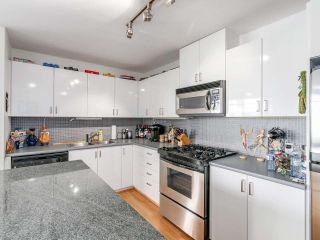 Photo 9: 808 155 W 1ST Street in North Vancouver: Lower Lonsdale Condo for sale in "TIME" : MLS®# R2094578