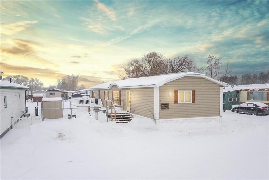 Main Photo: 16 delta Crescent in St Clements: Pineridge Trailer Park Residential for sale (R02)  : MLS®# 202401358