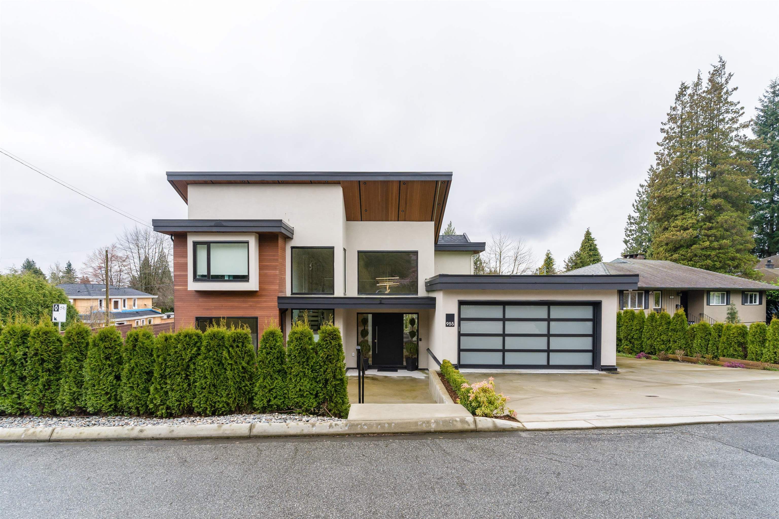Main Photo: 955 FOREST HILLS Drive in North Vancouver: Edgemont House for sale : MLS®# R2620254