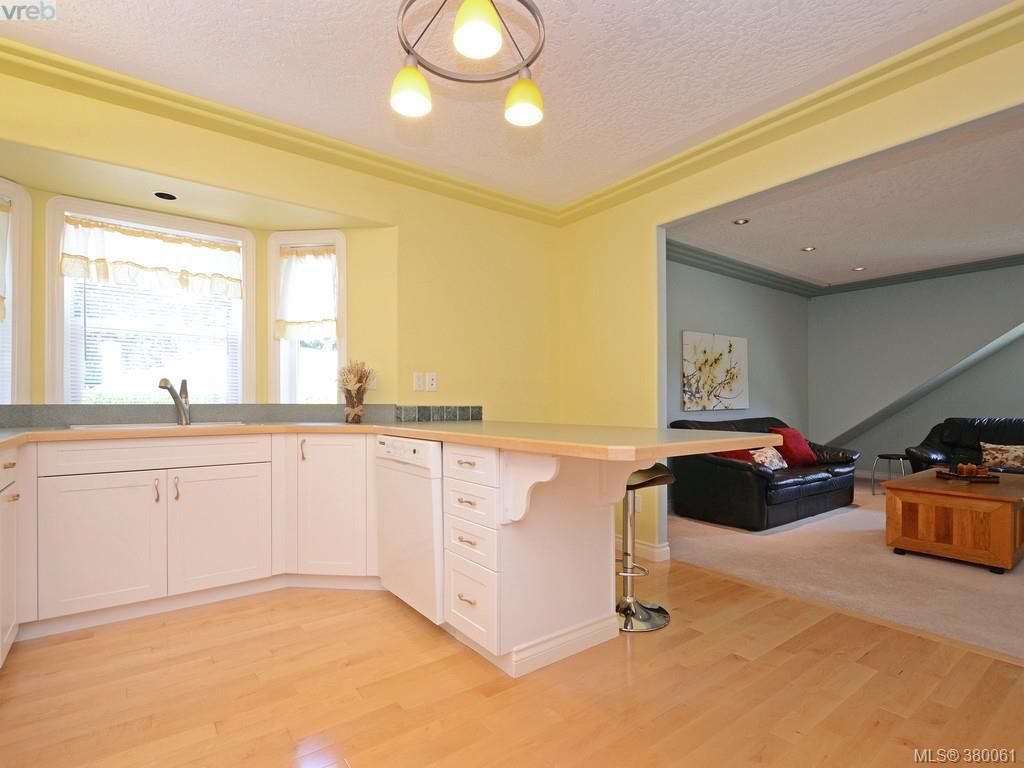 Photo 17: Photos: 949 Boulderwood Rise in VICTORIA: SE Broadmead House for sale (Saanich East)  : MLS®# 763504
