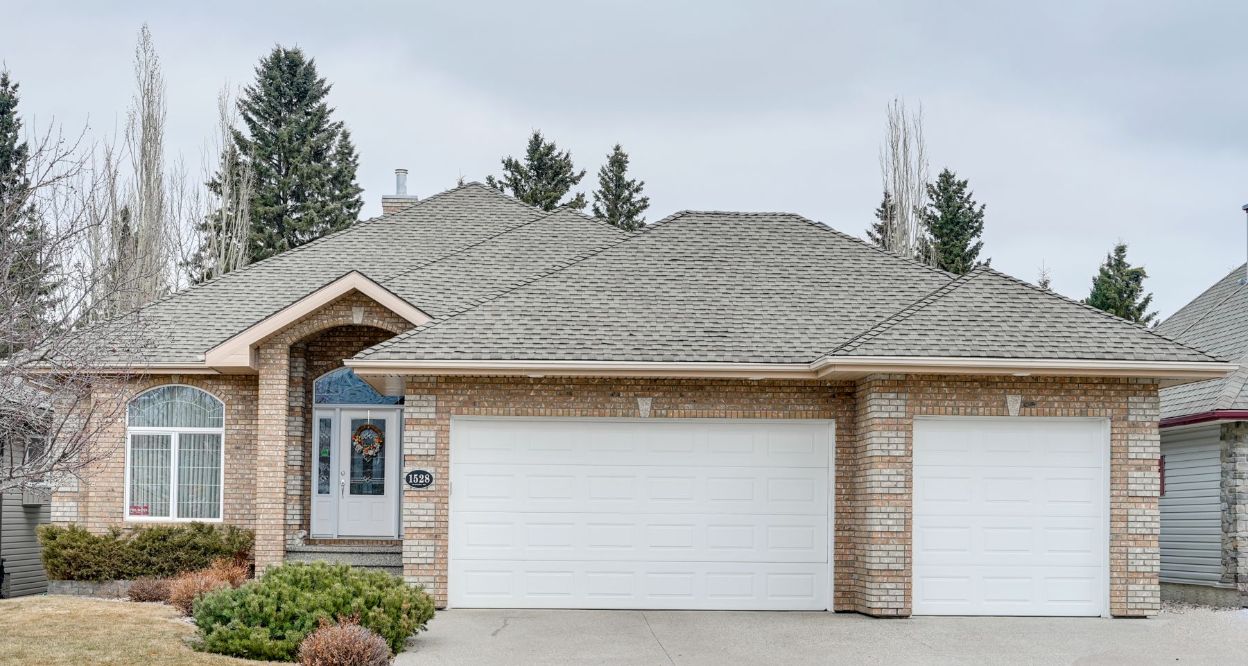 Main Photo: 1528 Blackmore Way in Edmonton: House for sale