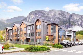 Main Photo: 1361 PEAKSIDE Place in Squamish: Valleycliffe Townhouse for sale : MLS®# R2887177