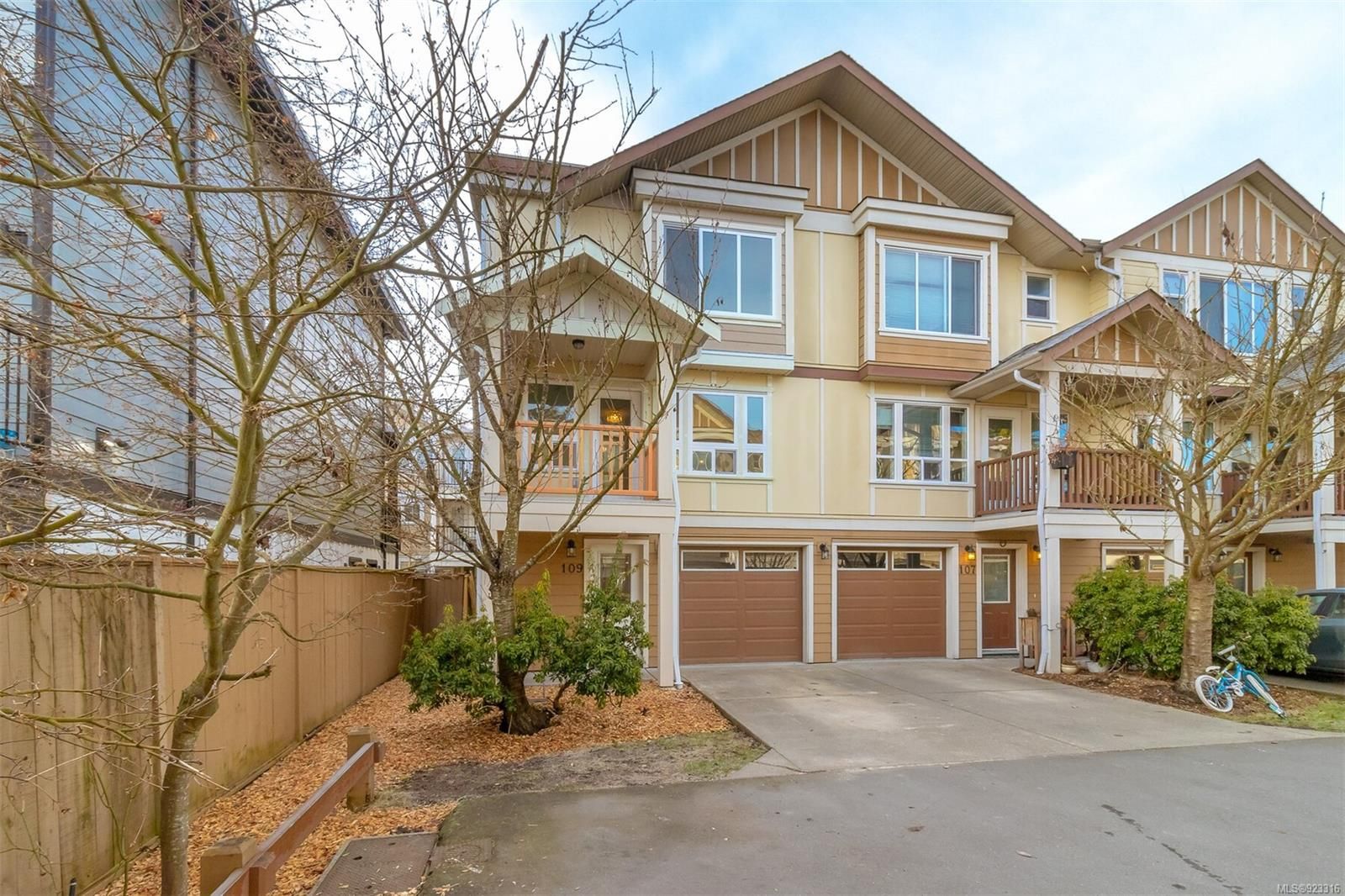 Main Photo: 109 827 Arncote Ave in Langford: La Langford Proper Row/Townhouse for sale : MLS®# 923316