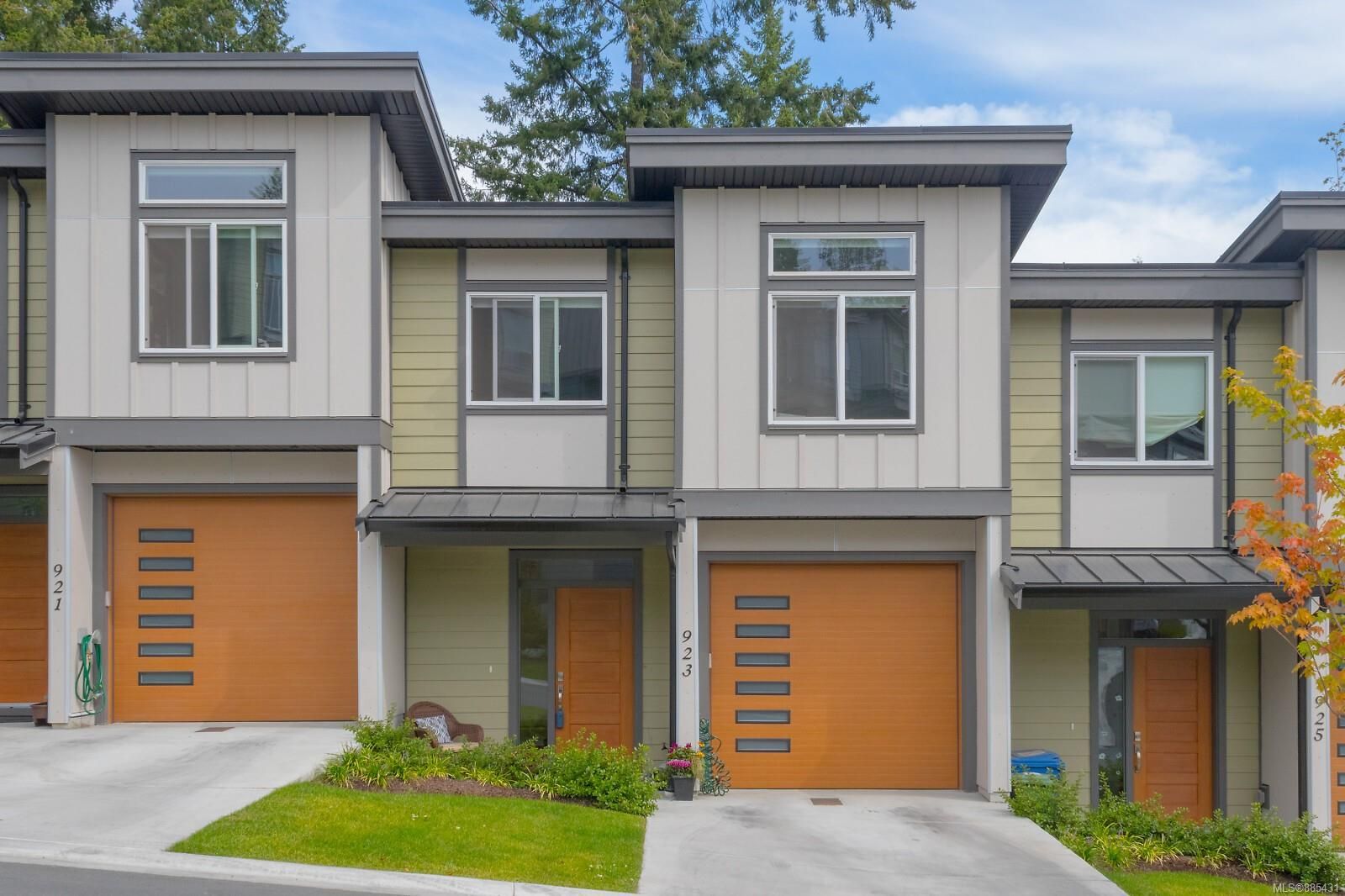 Main Photo: 923 Echo Valley Pl in Langford: La Bear Mountain Row/Townhouse for sale : MLS®# 885431