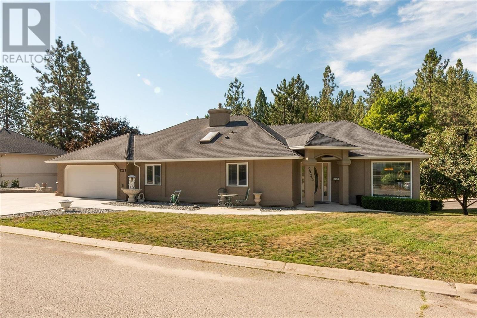 Main Photo: 2343 Nahanni Court, in Kelowna: House for sale : MLS®# 10282049