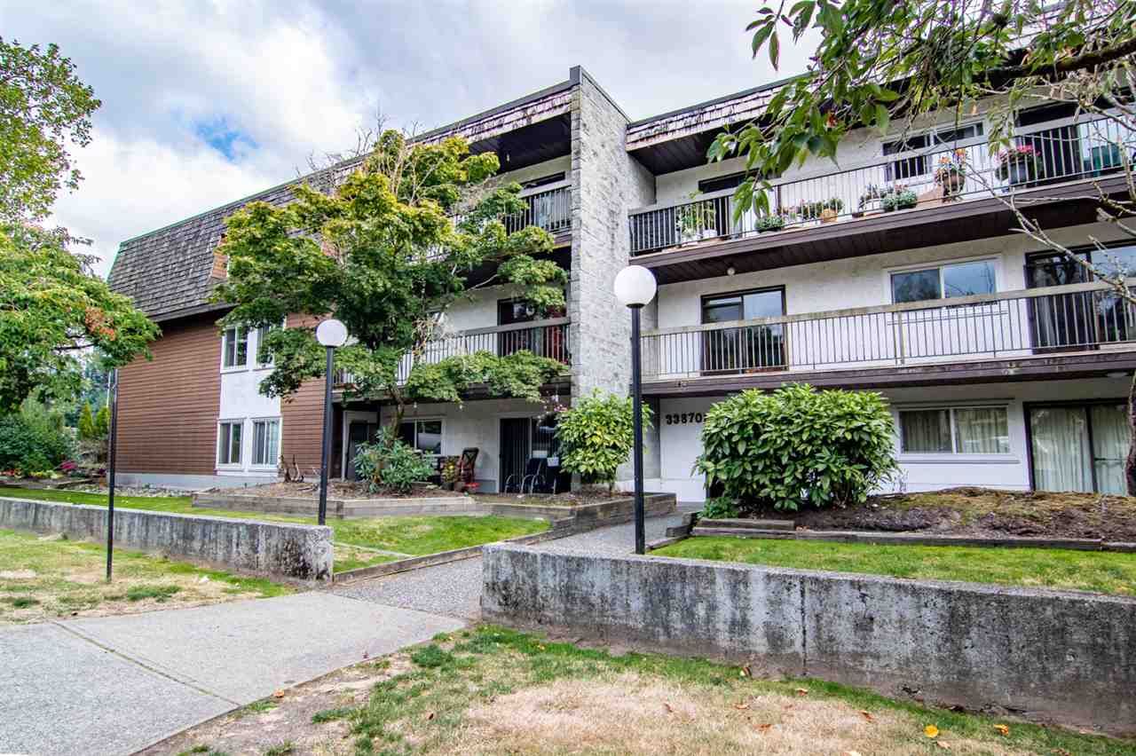 Main Photo: 206 33870 FERN Street in Abbotsford: Central Abbotsford Condo for sale in "Fernwood Manor" : MLS®# R2494069