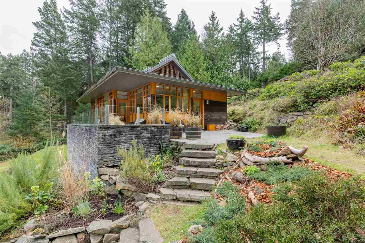 Main Photo: 276 PORTER ROAD in : Mayne Island House for sale : MLS®# R2563415