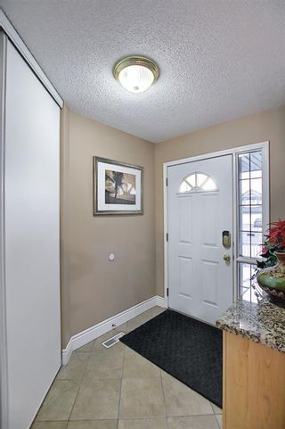Photo 5: 813 Applewood Drive SE in Calgary: Applewood Park Detached for sale : MLS®# A1076322