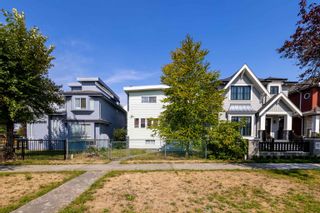 Photo 2: 2205 NEWPORT Avenue in Vancouver: Fraserview VE House for sale (Vancouver East)  : MLS®# R2813664