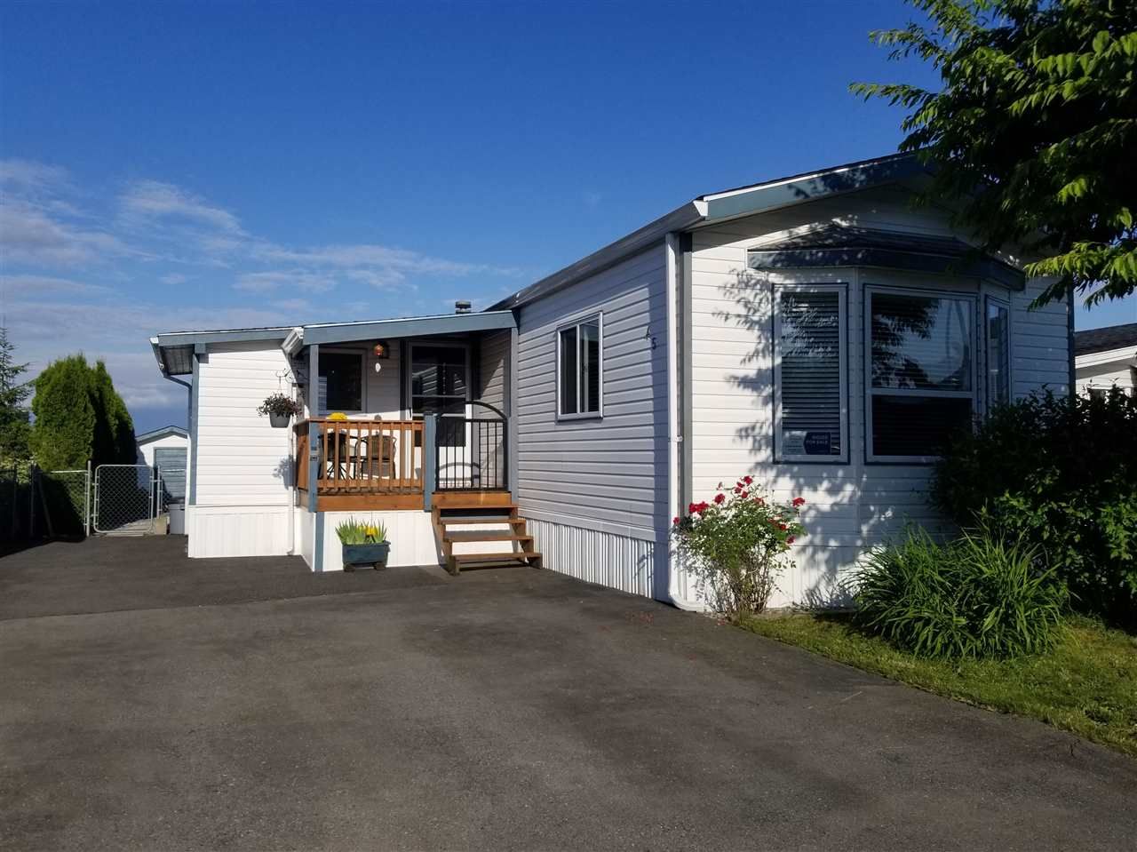 Main Photo: 45 41168 LOUGHEED Highway in Mission: Dewdney Deroche Manufactured Home for sale in "OASIS COUNTRY ESTATES" : MLS®# R2379860