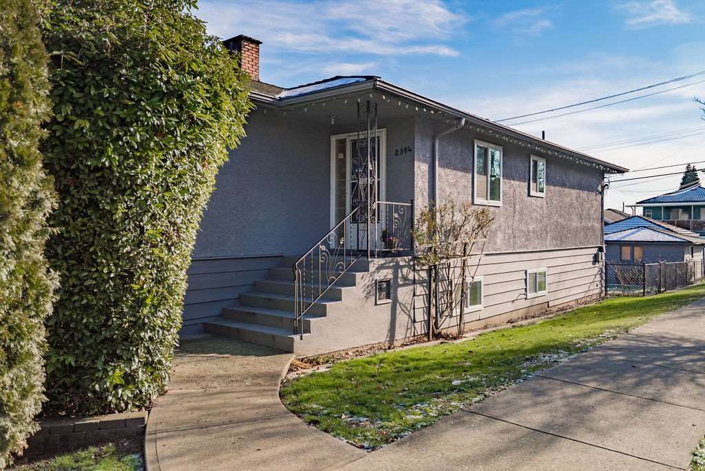 Main Photo: 2504 E 1ST Avenue in Vancouver: Renfrew VE House for sale (Vancouver East)  : MLS®# R2361834