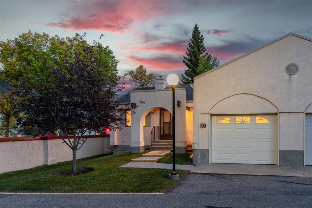Main Photo: 10 Sandarac Circle NW in Calgary: Sandstone Valley Row/Townhouse for sale : MLS®# A1174532