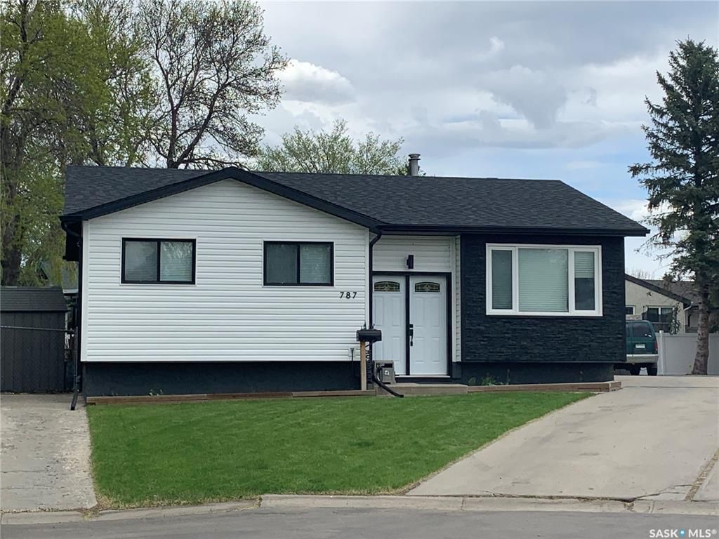 Main Photo: 787 Seymour Crescent North in Regina: McCarthy Park Residential for sale : MLS®# SK913808