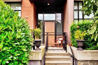 Photo 1: TH6 2349 SCOTIA Street in Vancouver: Mount Pleasant VE Townhouse for sale in "SOCIAL" (Vancouver East)  : MLS®# R2473328