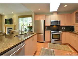 Photo 9: 762 Hill Rise Lane in VICTORIA: SE Cordova Bay Row/Townhouse for sale (Saanich East)  : MLS®# 727178
