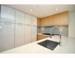 Photo 20: 330 2008 PINE Street in Vancouver: False Creek Condo for sale in "MANTRA" (Vancouver West)  : MLS®# V796892