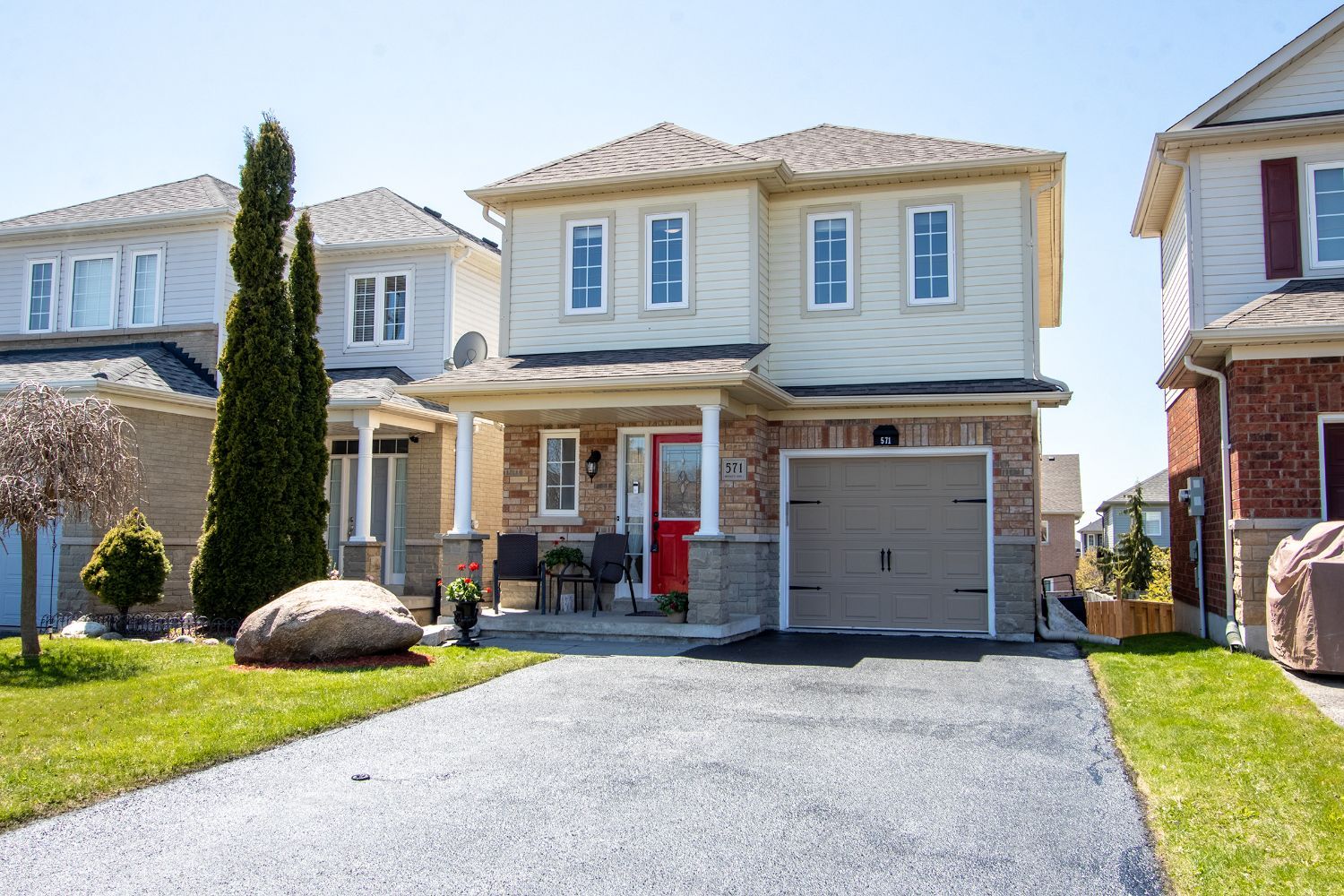 Main Photo: 571 Blythwood Square in Oshawa: Freehold for sale : MLS®# E4761528