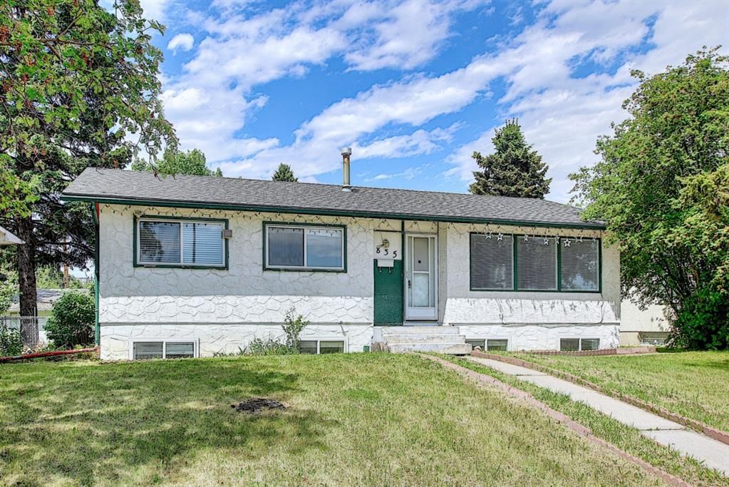 Main Photo: 835 Forest Place SE in Calgary: Forest Heights Detached for sale : MLS®# A1120545