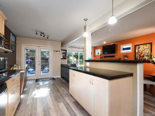 Photo 9: 1 2650 Shelbourne St in Victoria: Vi Oaklands Row/Townhouse for sale : MLS®# 850293