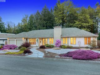 Photo 1: 843 Wavecrest Pl in VICTORIA: SE Broadmead House for sale (Saanich East)  : MLS®# 785157