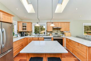 Photo 5: 1063 Chesterfield Rd in Saanich: SW Strawberry Vale House for sale (Saanich West)  : MLS®# 844474