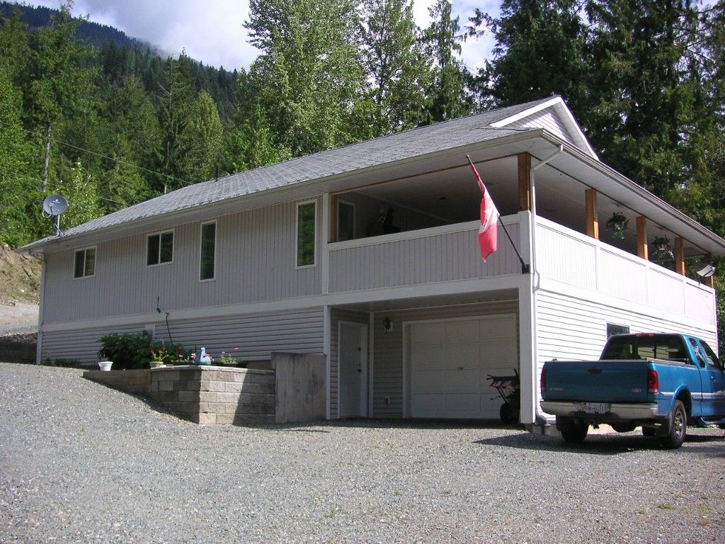 Main Photo: 8682 Penwith Way in St Ives: North Shuswap House for sale (Shuswap)  : MLS®# 10162657