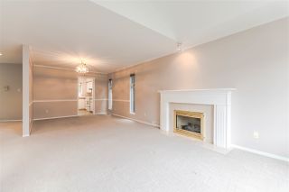 Photo 10: 111 6109 W BOUNDARY Drive in Surrey: Panorama Ridge Townhouse for sale in "Lakewood Gardens" : MLS®# R2153090