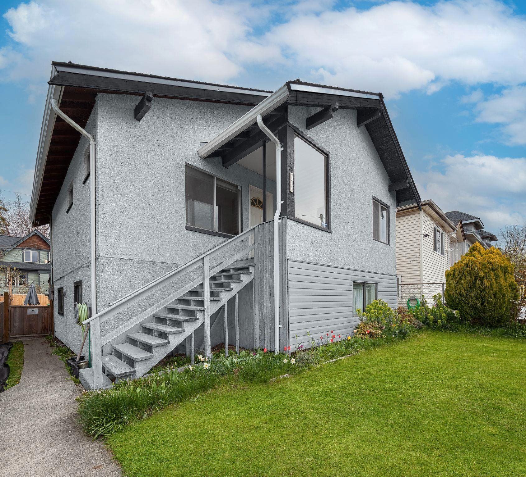 Main Photo: 735 E 16TH Avenue in Vancouver: Mount Pleasant VE House for sale (Vancouver East)  : MLS®# R2783700