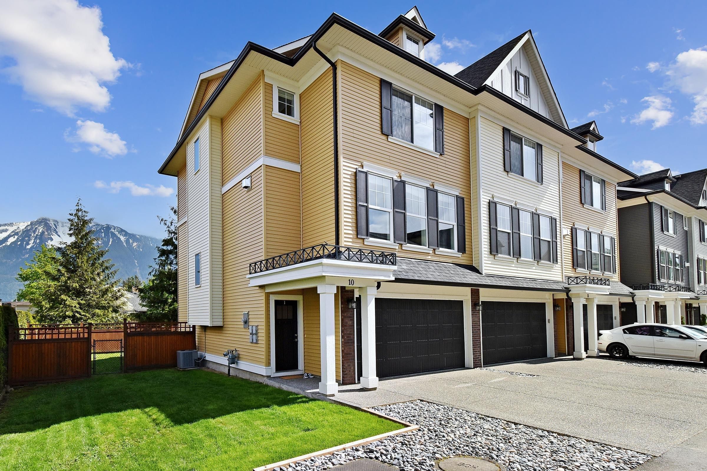 Main Photo: 10 1640 MACKAY Crescent: Agassiz Townhouse for sale in "THE LANGTRY" : MLS®# R2691203