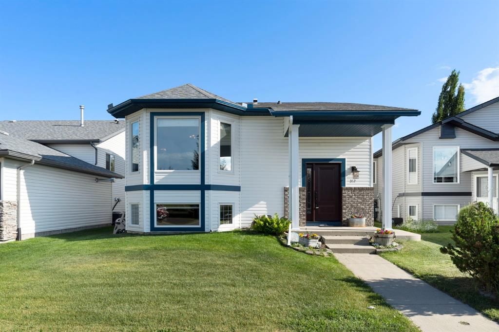 Main Photo: 312 Woodside Circle NW: Airdrie Detached for sale : MLS®# A1240551