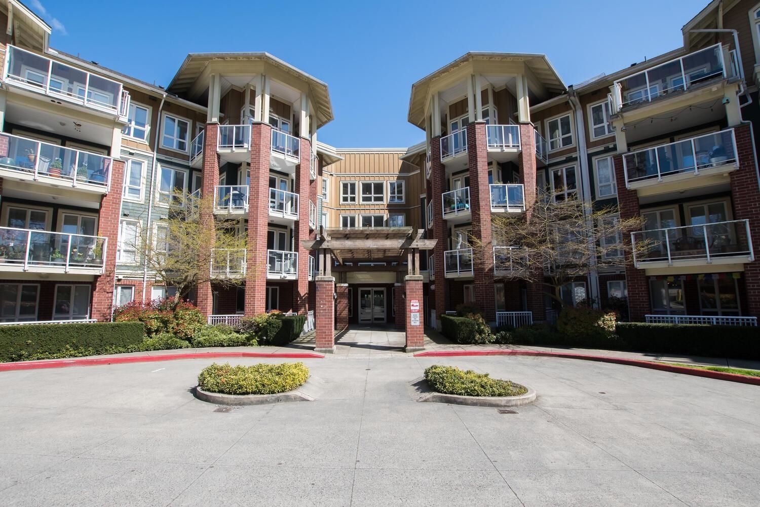 Main Photo: 203 14 E ROYAL Avenue in New Westminster: Fraserview NW Condo for sale : MLS®# R2618179