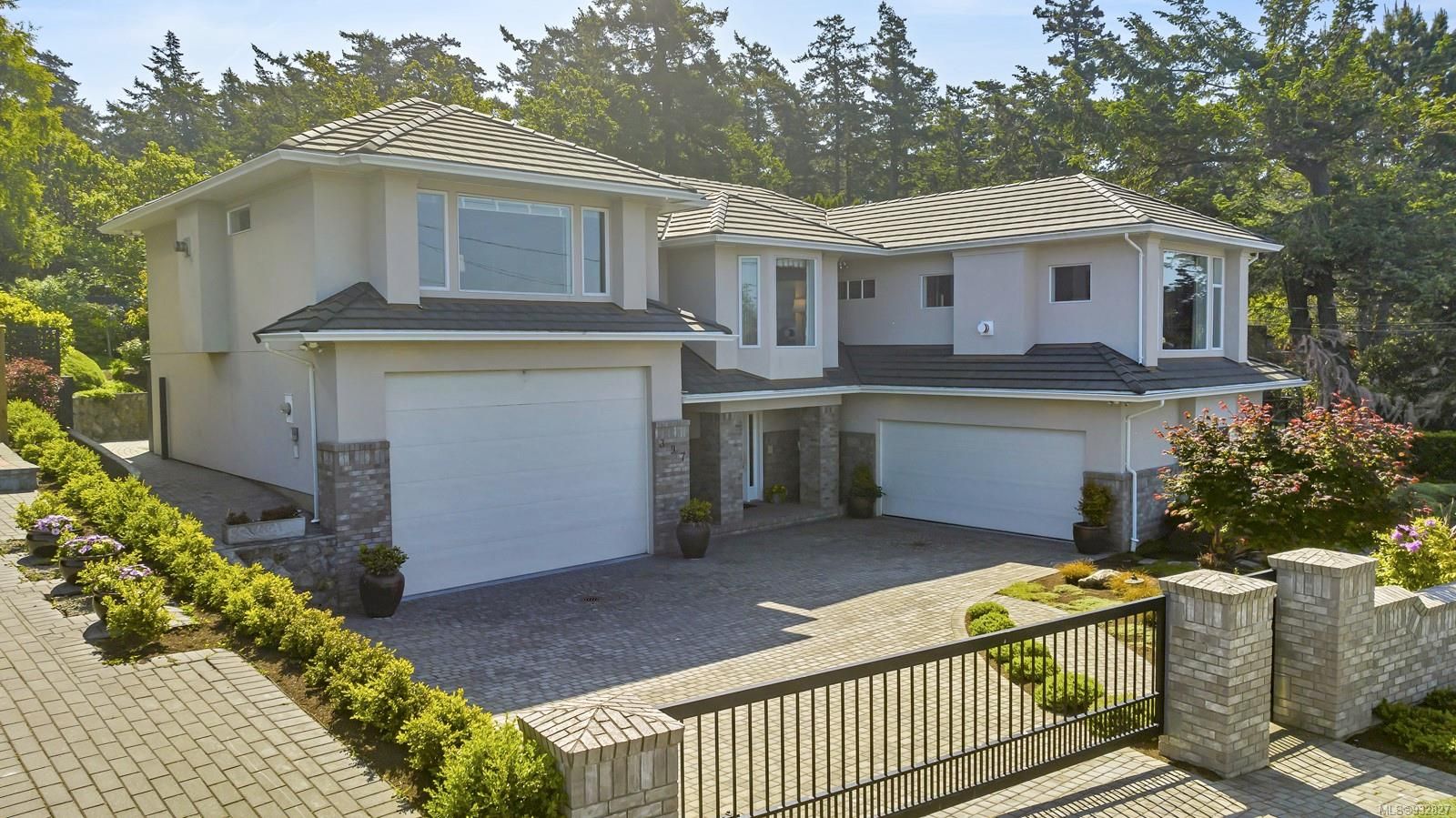 Main Photo: 397 Constance Ave in Esquimalt: Es Saxe Point House for sale : MLS®# 932827