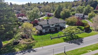 Photo 3: 3290 Beach Dr in Oak Bay: OB Uplands House for sale : MLS®# 903881