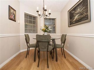Photo 5: 2 1241 Santa Rosa Ave in VICTORIA: SW Strawberry Vale Row/Townhouse for sale (Saanich West)  : MLS®# 725343