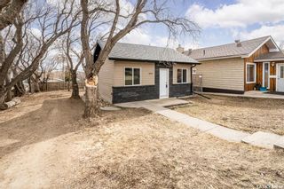 Photo 3: 923 Hochelaga Street West in Moose Jaw: Palliser Residential for sale : MLS®# SK925963