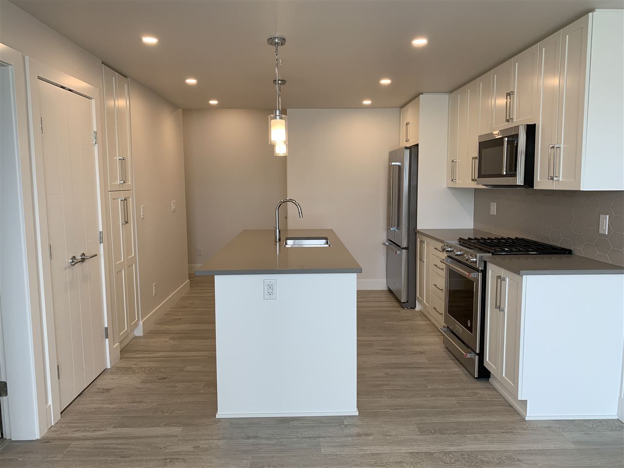 Photo 2: Photos: 206 2555 WARE Street in Abbotsford: Central Abbotsford Condo for sale in "MILL DISTRICT" : MLS®# R2502197