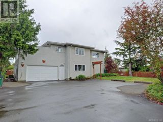 Photo 1: 2208 Edgelow St in Saanich: House for sale : MLS®# 936108
