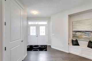 Photo 2: 25 Tremblant Terrace SW in Calgary: Springbank Hill Detached for sale : MLS®# A1240096