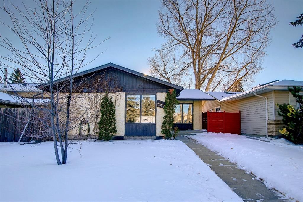 Main Photo: 39 Midbend Crescent SE in Calgary: Midnapore Detached for sale : MLS®# A1171376