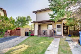 Photo 2: 22 Ranchlands Place NW in Calgary: Ranchlands Row/Townhouse for sale : MLS®# A2000789